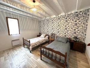 a bedroom with two beds and a window and a bed sidx sidx sidx at Riban in Sabres