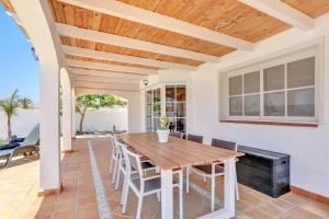 a dining room with a wooden table and chairs at Refugio del Viento in Antigua