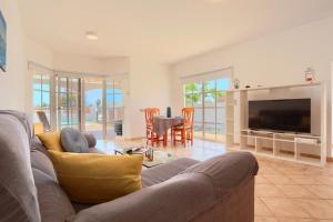 a living room with a couch and a television at Refugio del Viento in Antigua