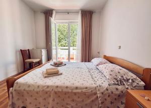 a bedroom with a bed with two towels on it at room MLIN 1 in Lun