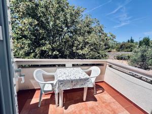 a table and chairs on the balcony of a house at room MLIN 1 in Lun