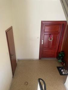 an empty hallway with a red door and a chair at Smart in Bad Pyrmont