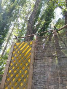 a swinging bridge with a tree in the background at tente type yourth dans les bois in Saint-Paulet-de-Caisson