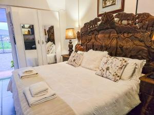 ein Schlafzimmer mit einem großen Bett, auf dem Handtücher liegen in der Unterkunft Nelheim in Vredenburg