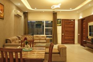 a living room with a couch and a table at Noor Villa Mohali in Lāndrān
