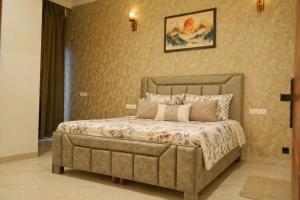 a bedroom with a large bed in a room at Noor Villa Mohali in Lāndrān