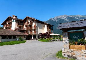a building with a sign in front of a road at Hôtellerie du Roy - Restaurant Chez Robin in Sainte-Hélène-sur-Isère