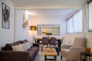 salon z kanapą i stołem w obiekcie Sea view Theoni w mieście Katakolo