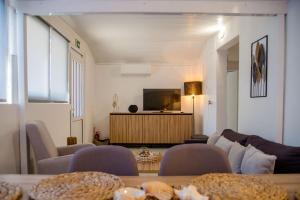 salon z kanapą i telewizorem w obiekcie Sea view Theoni w mieście Katakolo