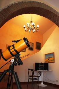 a camera in front of a room with a ceiling at La Cascina nel Roseto in Rigutino