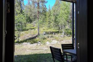 a view from the door of a screened in porch at Ride & Glide Ylläs, lakanat ja loppusiivous sisältyvät in Ylläsjärvi