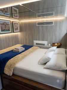 a bedroom with a large bed in a room at Central Luxury Studio in Chişinău