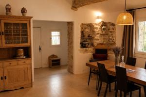 a kitchen and dining room with a table and chairs at Le Mas des Chènes in Taradeau