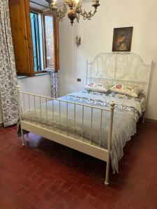 a bedroom with a white bed in a room at Borgo Arte in Monteverdi Marittimo