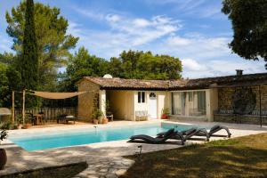 a house with a swimming pool in front of it at Le Mas des Chènes in Taradeau