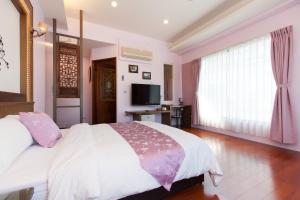 Una televisión o centro de entretenimiento en Chun Feng Cao Tang Homestay