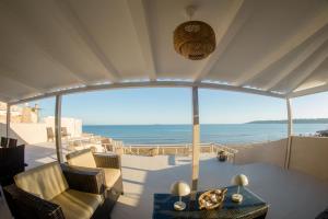 balkon z widokiem na ocean w obiekcie Sea view Theoni w mieście Katakolo