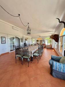 a dining room with a table and chairs at Finca Jaralta de Carmen in La Puebla de los Infantes