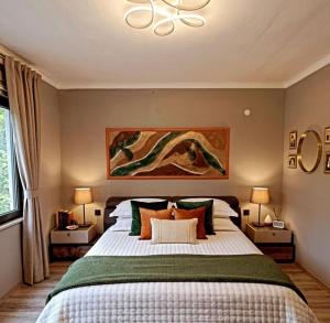 a bedroom with a large bed and two lamps at Seyri Alem suit villa Bungalow in Ardeşen
