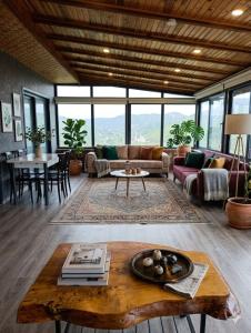 a living room with a couch and a table at Seyri Alem suit villa Bungalow in Ardeşen