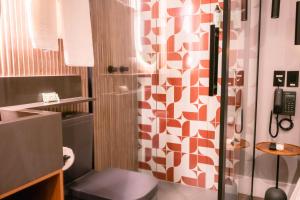 Um banheiro em Ruby Hotels mais 10 fotos