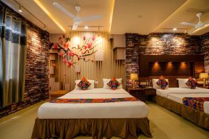 a bedroom with two beds in a room at Hotel The Mirage in Gil