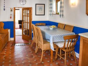 a dining room with a table and chairs at Rivers View - Uk49662 in Braunton