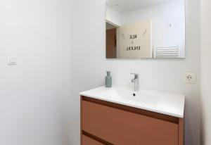 a bathroom with a sink and a mirror at Laïta - Séjour à Quimperlé in Quimperlé +13 photos