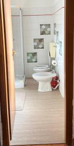 a bathroom with two toilets and a shower at casa rosa in Lodi