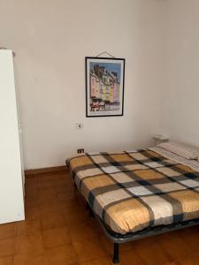 a bedroom with a bed and a picture on the wall at casa rosa in Lodi
