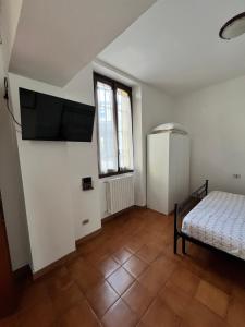 a small bedroom with a bed and a window at casa rosa in Lodi