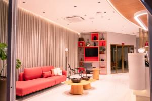 Uma TV ou centro de entretenimento em Ruby Hotels