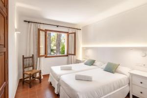 a bedroom with two beds and a window at Malpas in Cielo de Bonaire 
