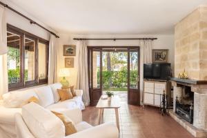 a living room with a white couch and a fireplace at Malpas in Cielo de Bonaire 