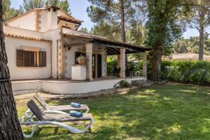 a yard with two lounge chairs and a house at Malpas in Cielo de Bonaire 