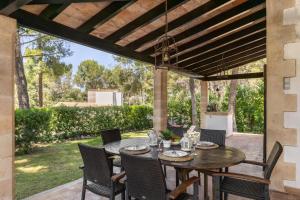 a dining table and chairs on a patio with a pergola at Malpas in Cielo de Bonaire 