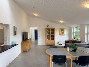 ein Wohnzimmer mit einem Tisch und einem Sofa in der Unterkunft Room for rent Landsbyen in Videbæk