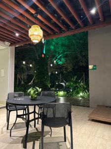 a black table and chairs with a large aquarium at Pousada Alphaville in Palmas