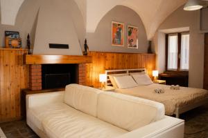 a living room with a bed and a couch at La corte del Lago in Sulzano