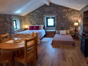 a bedroom with a bed and a table in a room at Horizontes Serranos in Tondela