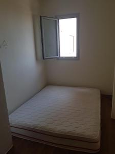 a bed in a room with a window at Familja Kapaj in Polisi i Vogël