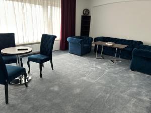 a waiting room with blue chairs and a table at EDELFUCHS Rote-Lache in Forbach