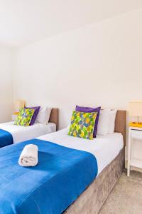 two beds sitting next to each other in a room at Modern City Centre Flat in Norwich