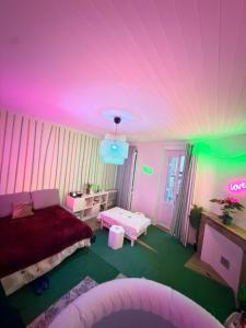 a room with a bed and a pink ceiling at Un Jacuzzi dans le centre in Bordeaux
