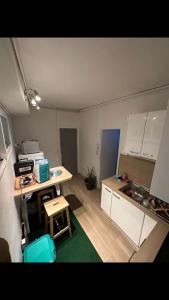 a room with a kitchen with a table and a counter at Un Jacuzzi dans le centre in Bordeaux