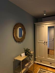 a dressing room with a mirror and a cabinet at La Cupric in Sarichioi