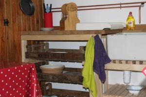 Katil dua tingkat atau katil-katil dua tingkat dalam bilik di The Old Apple Shed cosy heated cottage in a meadow close to the charming village of Bethersden