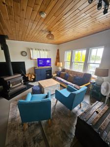 TV a/nebo společenská místnost v ubytování Islandview Cottage