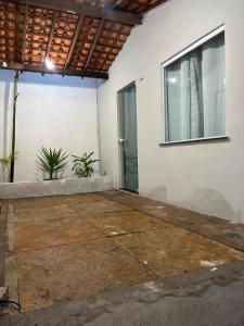a white building with a door and a window at RODRIGUES CASA de TEMPORADA em Barreirinhas in Barreirinhas