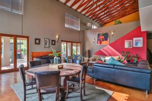 ein Wohnzimmer mit einem Tisch und einem Sofa in der Unterkunft The Captain Villa in Pretoria